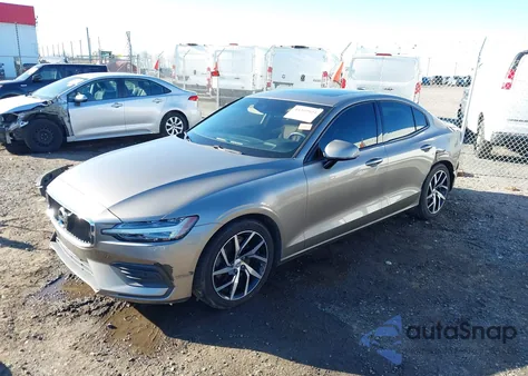 2019 Volvo S60 T5 Momentum z USA, uszkodzony, nr VIN 7JR102FK3KG006444